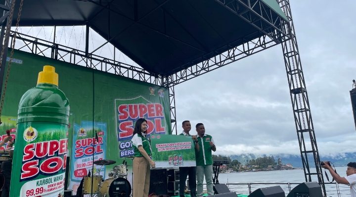 Sambut Perhelatan Nasional, Supersol Ajak Masyarakat Bergotong Royong Membersihkan Danau Toba