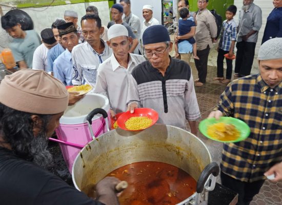 400 Porsi Nasi Beriani Dibagikan setiap Minggu di Masjid Ghaudiyah
