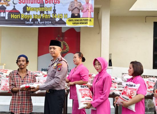 Polsek Medan Baru dan Yayasan Lansia Merdeka Bagikan 600 Paket Sembako Pada Penarik Betor dan Masyarakat