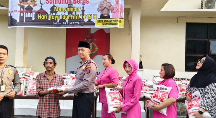 Polsek Medan Baru dan Yayasan Lansia Merdeka Bagikan 600 Paket Sembako Pada Penarik Betor dan Masyarakat