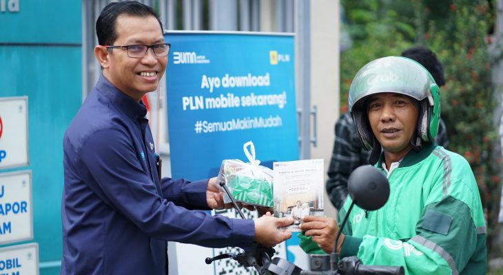 PLN UID Sumatera Utara Bagikan Takjil Gratis dan Ajak Masyarakat Tambah Daya Bulan Berkah