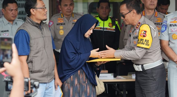Polri Serahkan Tali Asih Kepada Keluarga Korban Kecelakaan KM 58 Tol Japek