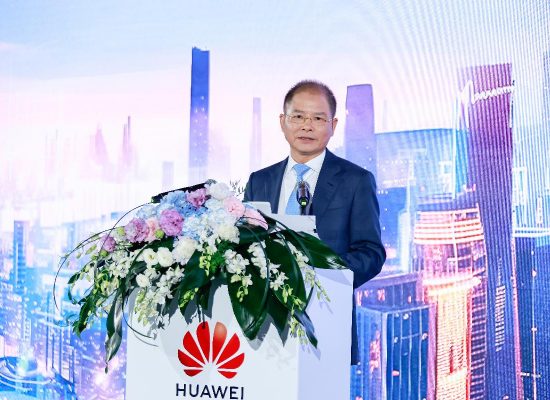 Huawei Ajak Pengembang Ciptakan Native Apps untuk HarmonyOSEric Xu, Rotating Chairman Huawei, saat menyampaikan pidato kunci di gelaran HAS 2024