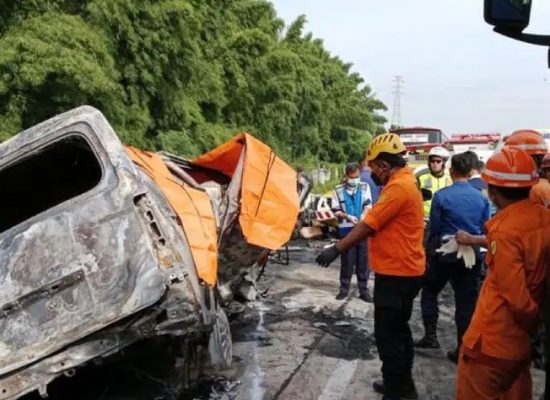 Tewaskan 13 Orang, Kecelakaan Maut di di Tol Jakarta-Cikampek