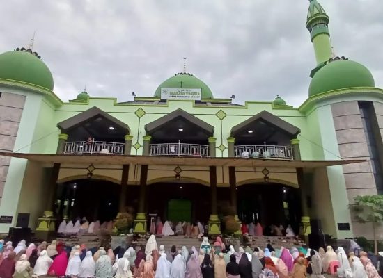 Ratusan Warga Sholat Idul Fitri 01 Syawwal 1445 H Penuhi Masjid Taqwa Muhammadiyah Kampung Dadap