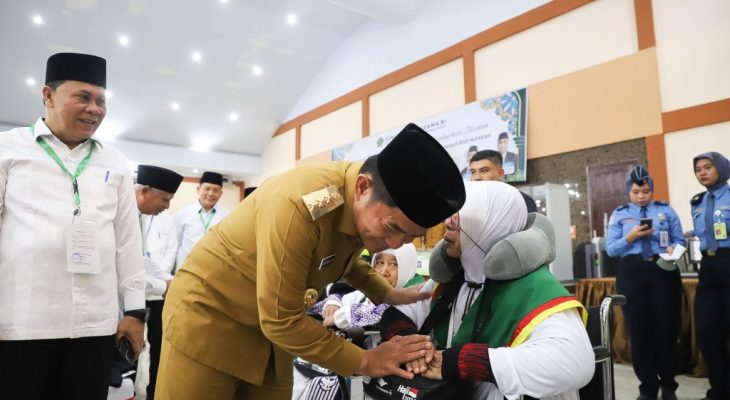 Pj Gubsu Hassanudin dan Kakanwil Kemenagsu Lepas Calhaj Kloter 1 Asal Kabupaten Asahan