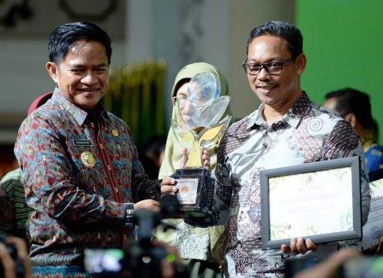 Pj Gubernur Sumut Serahkan Penghargaan Lingkungan Hidup kepada 227 Perusahaan