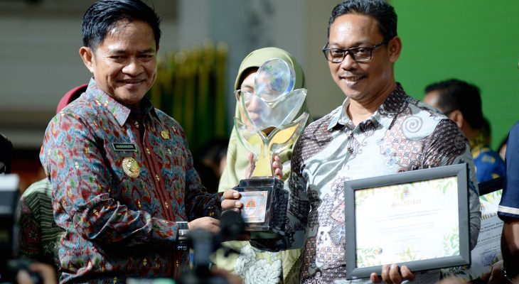 Pj Gubernur Sumut Serahkan Penghargaan Lingkungan Hidup kepada 227 Perusahaan