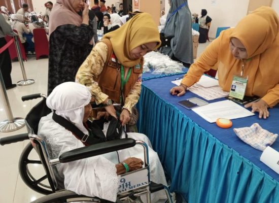 Qosbi Sambut Jamaah Kloter III Madina dengan Bahasa Daerah, Kapoldasu Diharapkan Ikut Melepas ke Bandara