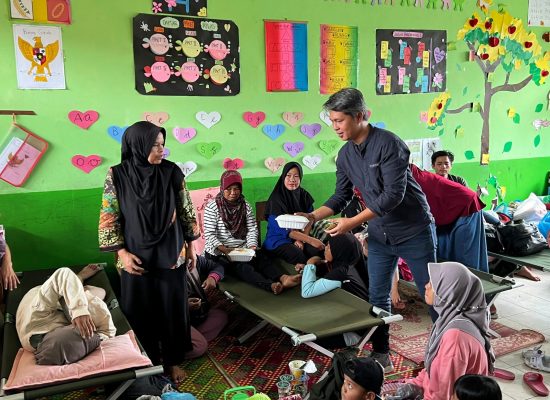 Indosat Ooredoo Hutchison Salurkan Bantuan Bagi Masyarakat Korban Bencana Banjir Lahar Dingin di Sumatra Barat