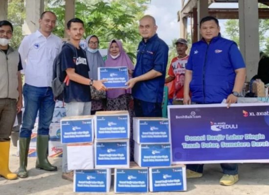 XL Berikan Bantuan Pokok Sehari-hari Bagi Korban Banjir Lahar Dingin Gunung Marapi dan Tanah Longsor Sumbar