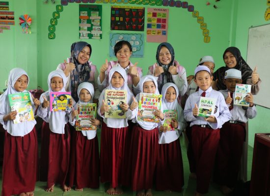 Memperingati Hari Kebangkitan Nasional, Srikandi PLN Salurkan Buku kepada Siswa SD IT Bina Insan