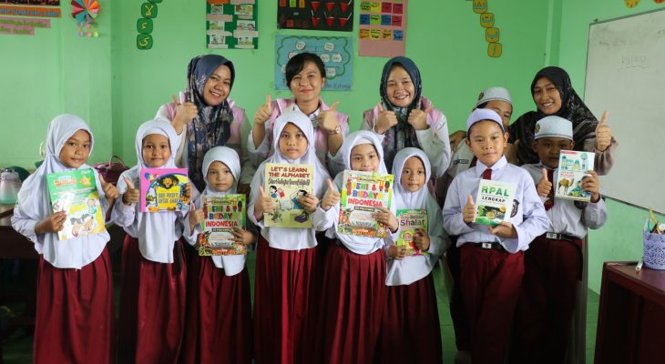 Memperingati Hari Kebangkitan Nasional, Srikandi PLN Salurkan Buku kepada Siswa SD IT Bina Insan