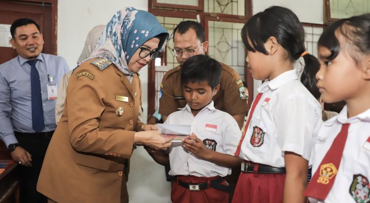 dr Susanti Serahkan Bantuan Peserta Didik Tingkat SD & SMP se-Kota Pematangsiantar, Masyarakat Berharap Program Berlanjut
