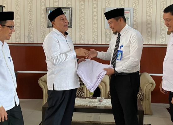 Pelaksana Harian (PLH) Dirut Perumda Tirtanadi Serahkan 8624 Handuk Bagi Jamaah Haji Embarkasi Medan
