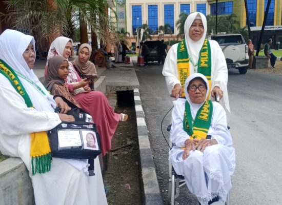 Penuh Rasa Syukur Saniem Berangkat Haji Bersama Ibunda