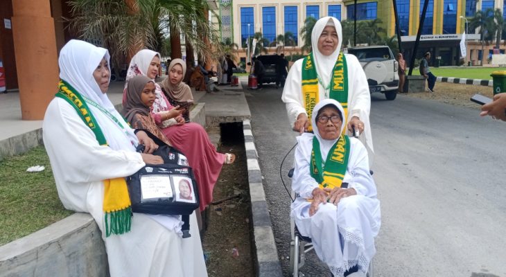 Penuh Rasa Syukur Saniem Berangkat Haji Bersama Ibunda