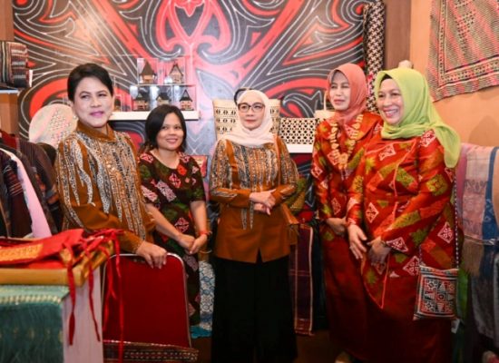 Ibu Negara Puji Stan Sumut di Dekranas Expo 2024