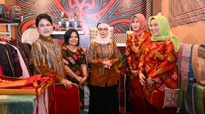 Ibu Negara Puji Stan Sumut di Dekranas Expo 2024