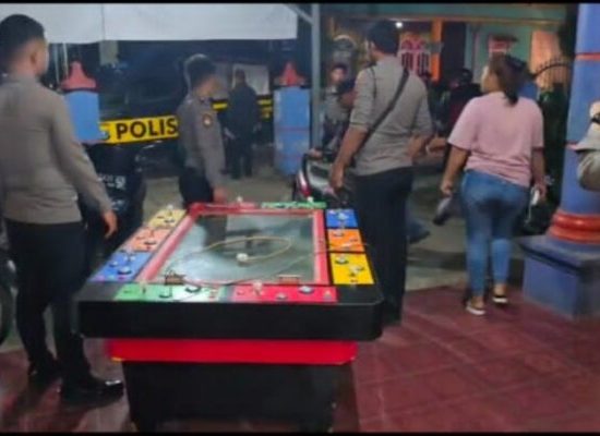 Personil Polsek Medan Tuntungan Bersama Tim Presisi Polrestabes Medan Menggerebek Lapak Judi Tembak Ikan di Warung Kopi di Jalan Pales VII, Kel. Mangga
