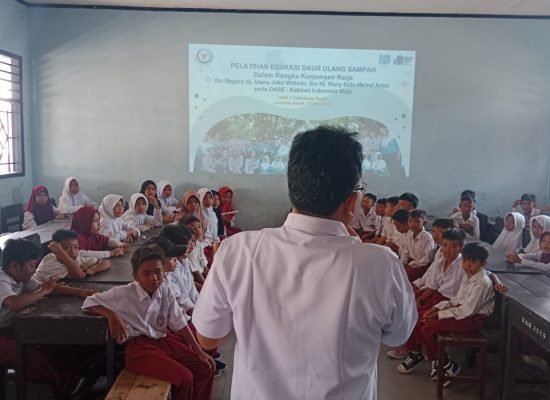Kementerian Kelautan dan Perikanan (KKP) Edukasi Siswa SD Untuk Kelola Sampah Plastik