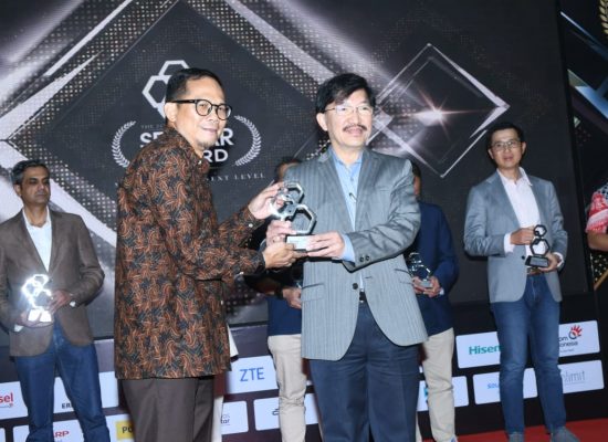 Gerakan Smartfren 100% untuk Indonesia dan Router Sahabat Raih Selular Awards 2024
