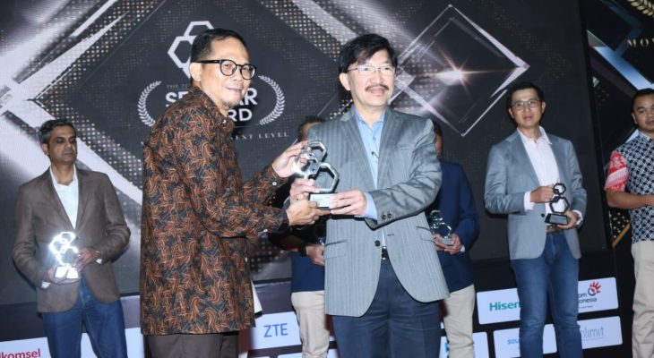 Gerakan Smartfren 100% untuk Indonesia dan Router Sahabat Raih Selular Awards 2024