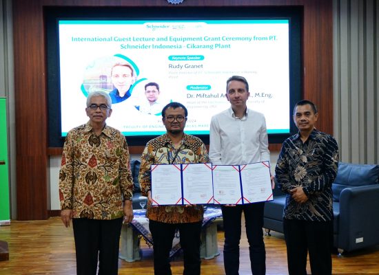 Schneider Electric Donasikan Panel Listrik dan Alat Uji Elektrikal untuk Universitas Sebelas Maret