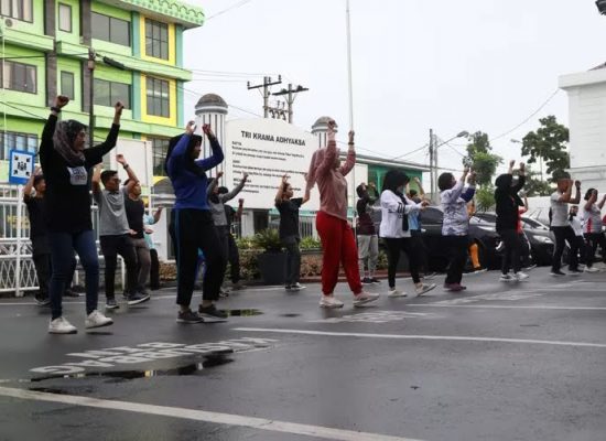 BRI Cabang Medan Sisingamangaraja Menggelar Senam Pagi di Kejaksaan Negeri Medan untuk Mendorong Gaya Hidup Sehat