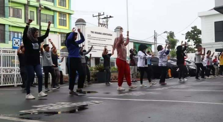 BRI Cabang Medan Sisingamangaraja Menggelar Senam Pagi di Kejaksaan Negeri Medan untuk Mendorong Gaya Hidup Sehat