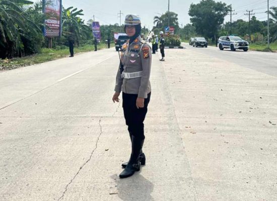 Kasat Lantas Dumai AKP Lily Lakukan Pengamanan Dalam Kunjungan Presiden RI