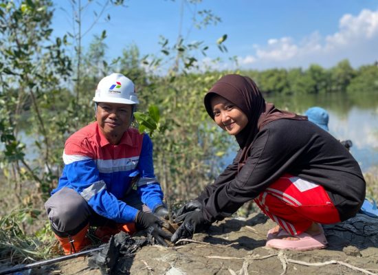 Peringati Hari Lingkungan Hidup, Pertamina Patra Niaga Regional Sumbagut Gelar Aksi Bersih dan Penanaman Mangrove