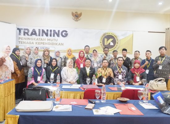 Training Peningkatan Mutu Tenaga Kependidikan oleh Lembaga Kompeten Akademi Muda Indonesia