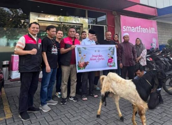 Jelang Idul Adha, Smartfren Serahkan Hewan Kurban Untuk Warga Sekitar