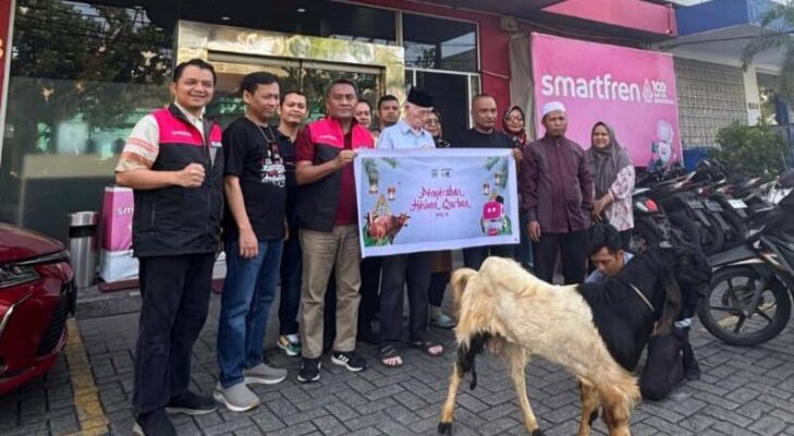Jelang Idul Adha, Smartfren Serahkan Hewan Kurban Untuk Warga Sekitar