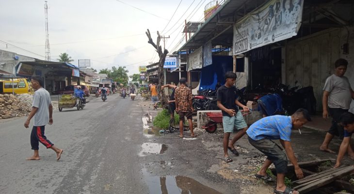 Gotong Royong Warga Dusun IV Desa Cinta Rakyat Berharap Adanya Perhatian Dinas Terkait Drainase Tidak Berfungsi