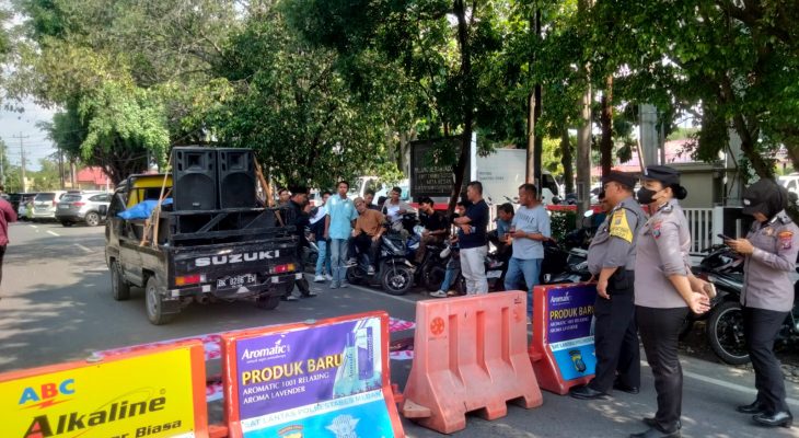 Massa Kapir Geruduk Mapolrestabes Medan,  Minta Polisi Periksa Mantan Kanwil Kemenag Sumut Diduga Korupsi Dana Rp 6 Miliar