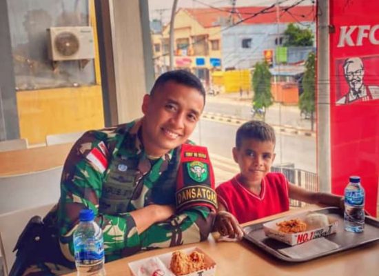 Dansatgas Yonif RK 111/KB Letkol Inf Agus Satrio Berbagi Keceriaan Bersama Anak Papua ‘Ajak Mikael Makan Bareng’