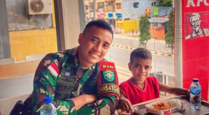 Dansatgas Yonif RK 111/KB Letkol Inf Agus Satrio Berbagi Keceriaan Bersama Anak Papua ‘Ajak Mikael Makan Bareng’
