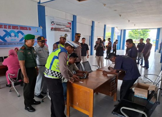Satlantas Bersama BNN Bireuen Gelar Pengecekan Urine dan Ramp Check Terhadap Supir Dan Angkutan Umum