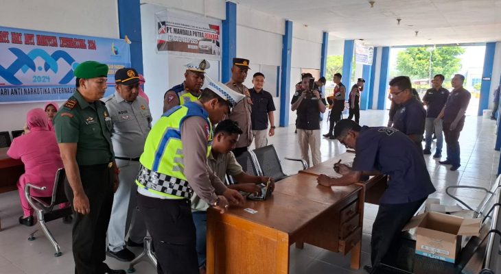 Satlantas Bersama BNN Bireuen Gelar Pengecekan Urine dan Ramp Check Terhadap Supir Dan Angkutan Umum