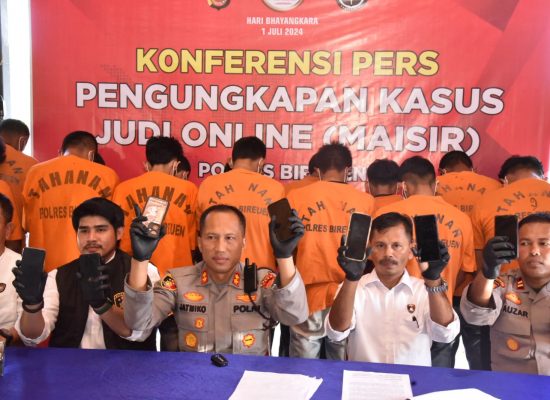 Polres Bireuen Amankan 17 Pemain Judi Online, HP dan Uang Tunai Jadi Barang Bukti