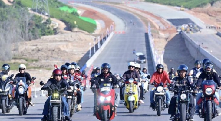 Jajal Jalan Tol IKN, Jokowi Naik Motor Bareng Artis hingga Influencer