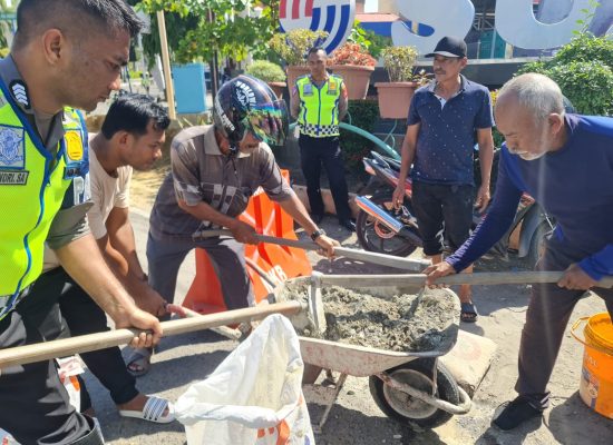 Satlantas Polres Bireuen Tambal Jalan Berlubang, Minimalisir Kecelakaan