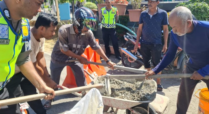 Satlantas Polres Bireuen Tambal Jalan Berlubang, Minimalisir Kecelakaan