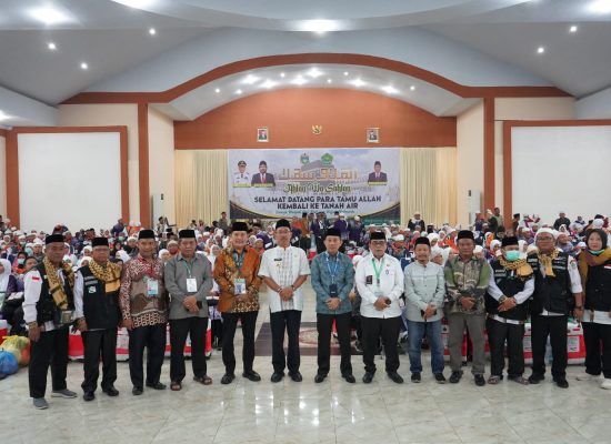 357 Jemaah Haji Kloter 22 Debarkasi Medan Tiba di Tanah Air