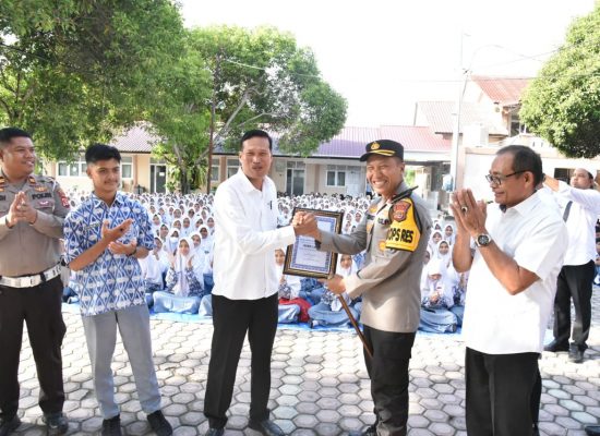 Kapolres Bireuen Berikan Penghargaan Kepada Kepala Sekolah Dan Siswa SMAN 1