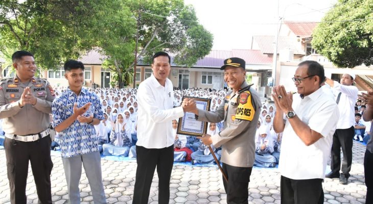 Kapolres Bireuen Berikan Penghargaan Kepada Kepala Sekolah Dan Siswa SMAN 1