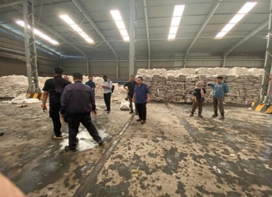 Kejagung RI: Tim Penyidik Melakukan Penyitaan Barang Bukti Dalam Perkara Impor Gula PT SMIP.