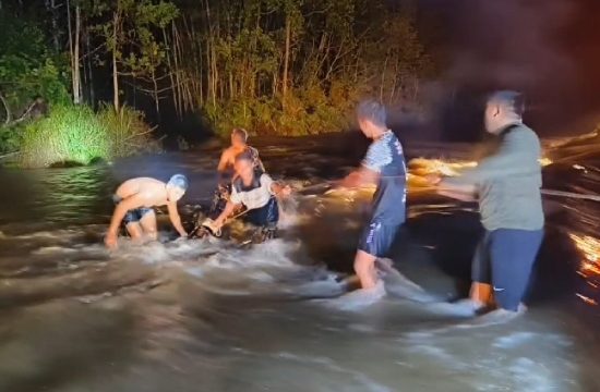 Aksi TNI Dari Satgas Pamtas Statis RI-PNG Yonif 111/KB Berhasil Selamatkan Warga Yang Terseret Arus Banjir